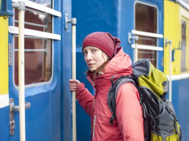 Kızı trende alır.