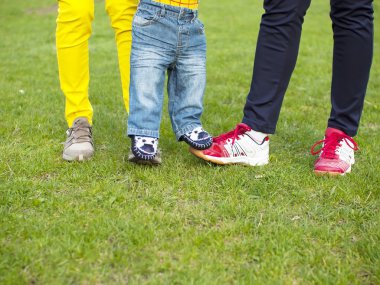 Bir bebek yürümeyi öğrenir.