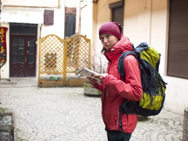 Mädchen mit Rucksack und Karte. — Stockfoto