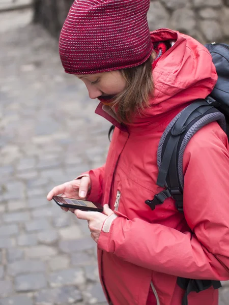 Dziewczyna patrzy na telefon.. — Zdjęcie stockowe