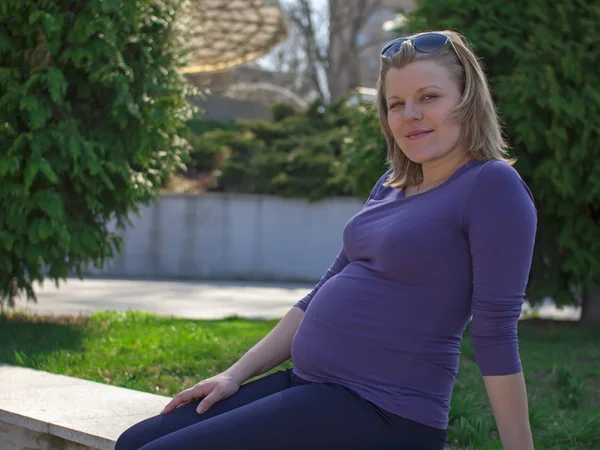 La fille enceinte se repose dans le parc . — Photo