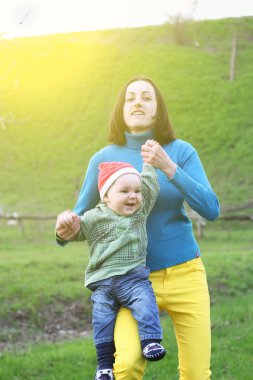bir çocuk ile genç bir anne.