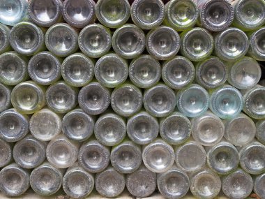 Eski şişe toz içinde yalan.