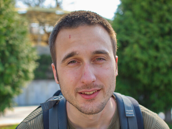 Портрет молодого человека со шрамом на лице
.