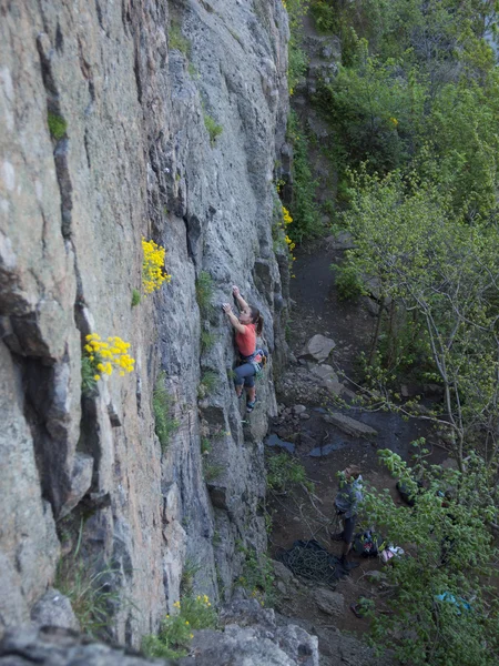 Una joven que se dedica a escalar rocas . — Foto de Stock