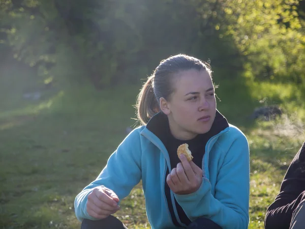 Menina jovem tendo biscoitos de pequeno-almoço . — Fotografia de Stock