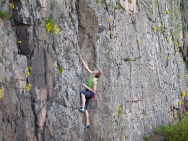 Adam hayattan zevk alır.