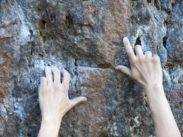 Strong fingers climb the mountain. — Stock Photo, Image