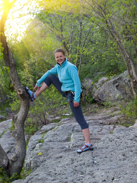 Fata face stretching înainte de a juca sport în aer liber . — Fotografie, imagine de stoc