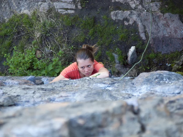 Stark tjej klättrar berg. — Stockfoto