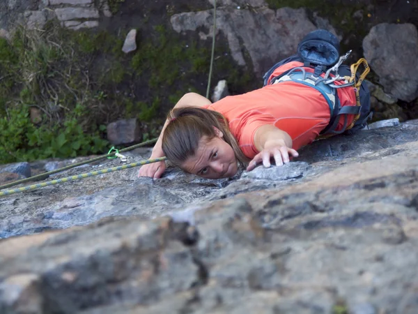 Genç bir kız dağ tırmanıyor.
