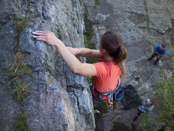 Une jeune fille grimpe la montagne . — Photo