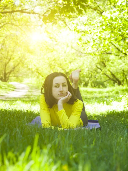 Fille couchée sur l'herbe. — Photo