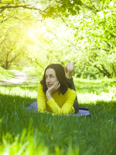 Fille couchée sur l'herbe. — Photo