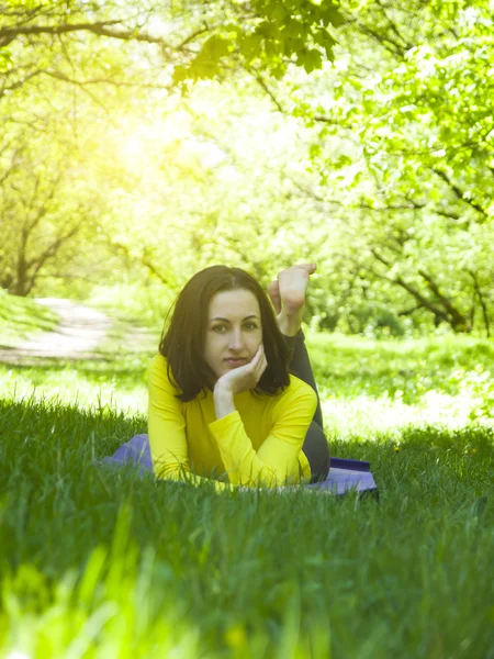 Fille couchée sur l'herbe. — Photo