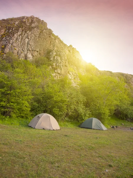 Två stora tält var lägrade i skogen nära bergen i — Stockfoto