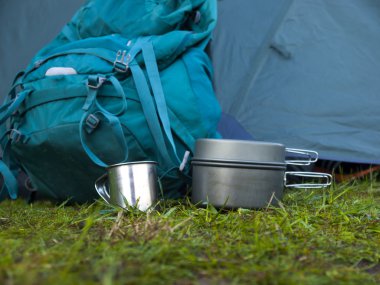 Çim bir arka arka plan üzerinde kamp için tencere açıktır