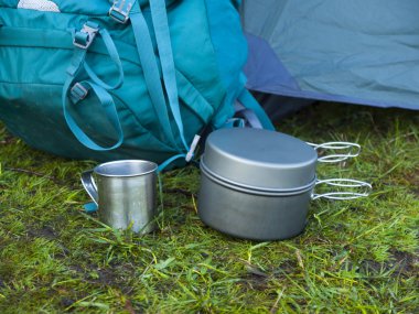 Çim bir arka arka plan üzerinde kamp için tencere açıktır