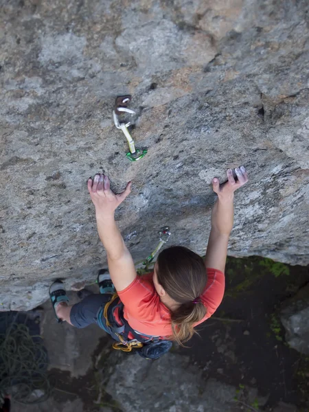 Brave fille grimpe sur les rochers dangereux . — Photo