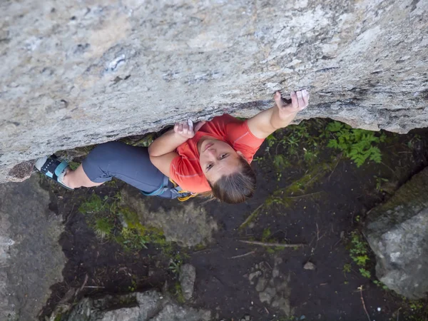 Chica valiente sube por el acantilado . — Foto de Stock