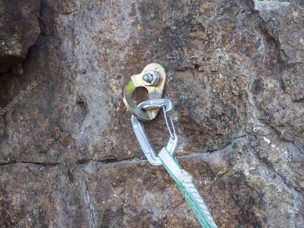 оттяжки венто. альпинистское снаряжение vento анкер. шлямбурные крючья в альпинизме. крюк вбитый в скалу. шуруп крюк стальной 5.