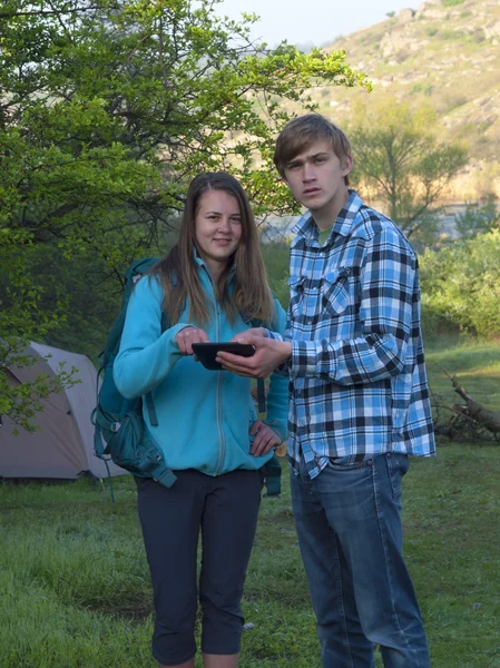 Unga studenter lär dig i naturen. — Stockfoto