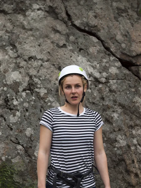 Młoda kobieta alpinista. — Zdjęcie stockowe