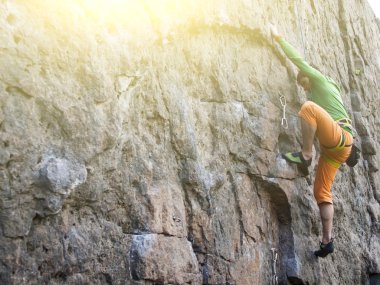 Kaya tırmanışçısı duvara tırmanıyor.