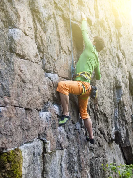 Rock climber climbs the wall. — Stock Photo, Image