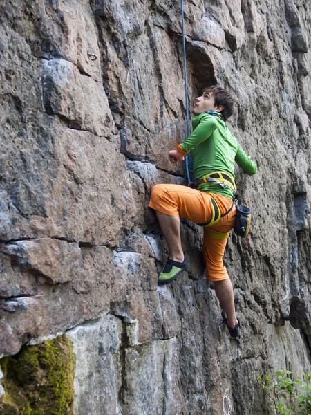 Rock climber climbs the wall. — Stock Photo, Image