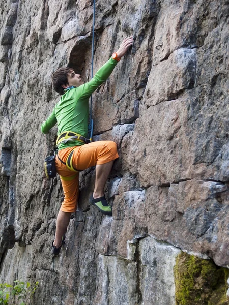 ロック ・ クライマーが壁を登る. — ストック写真