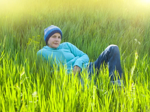 Menina descansando na grama . — Fotografia de Stock