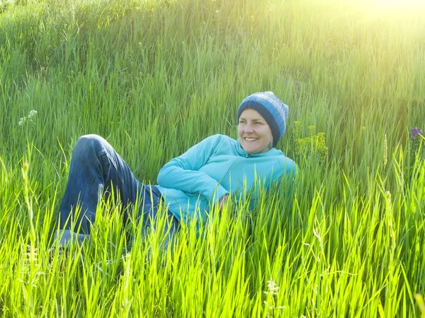 Young girl resting on the grass. — Stock Photo, Image