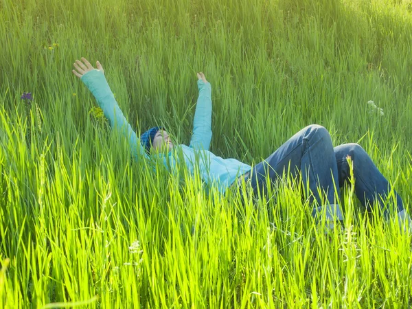 Ung flicka vilar i gräset. — Stockfoto