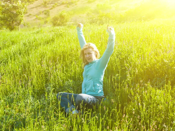 Retrato de menina bonita jovem em um campo verde ao pôr do sol . — Fotografia de Stock