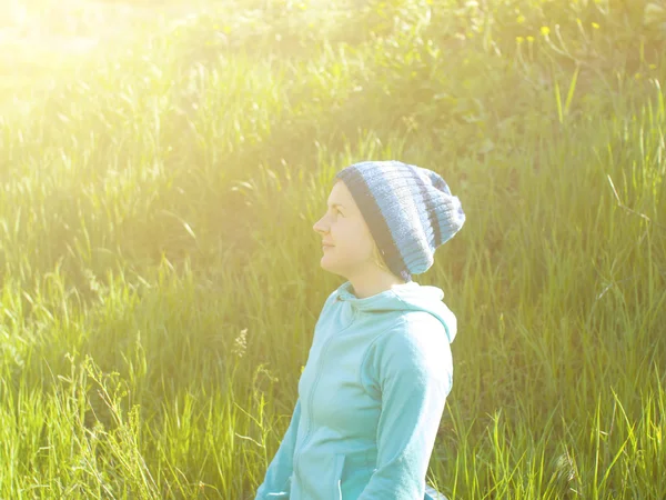 Portrait d'une jeune fille en bonnet tricoté . — Photo