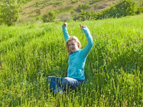 Retrato de una joven hermosa en un campo al atardecer . —  Fotos de Stock