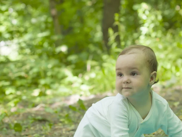 Feliz bebê rastejando no parque . — Fotografia de Stock