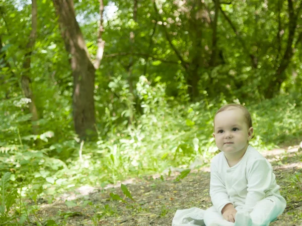 Feliz bebê rastejando no parque . — Fotografia de Stock