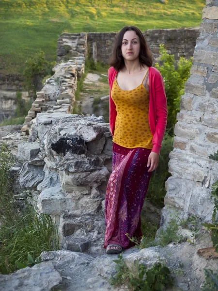 Menina jovem e bonita vestida em estilo oriental no castelo — Fotografia de Stock