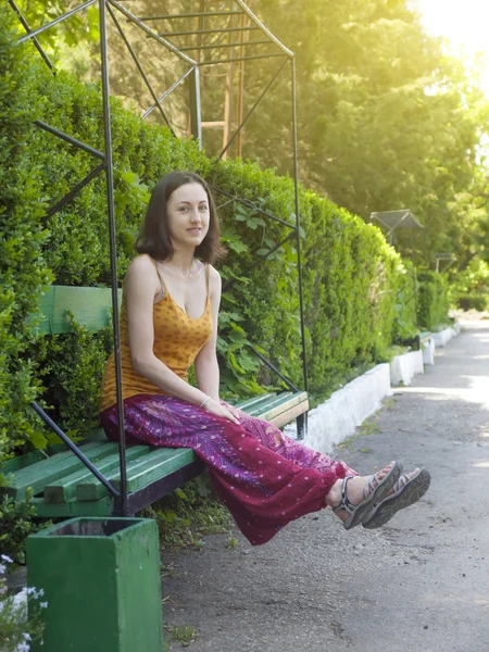 Een vrouw gekleed in Orientaalse stijl plezier in het park. — Stockfoto