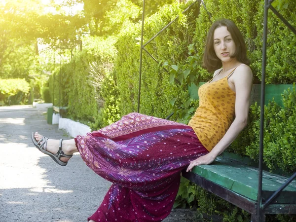 Uma mulher vestida em estilo oriental divertido no parque . — Fotografia de Stock