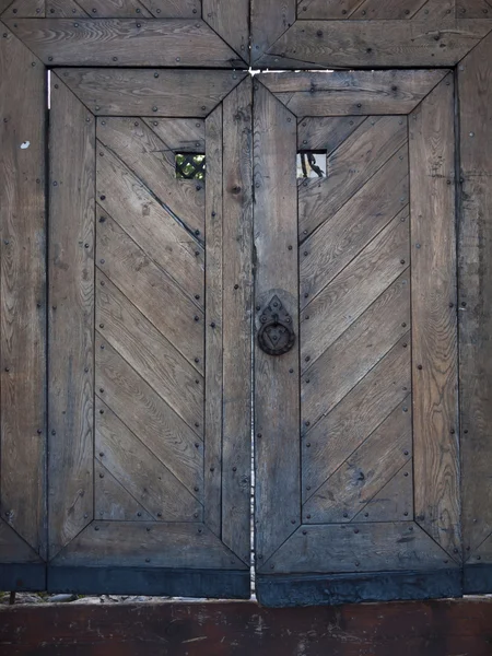 Oude houten poort naar het kasteel. — Stockfoto