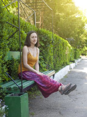 oryantal tarzda eğlenceli parkta giymiş bir kadın.