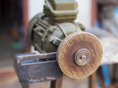 Elektrikli taşlama makinesi metal parçaları.