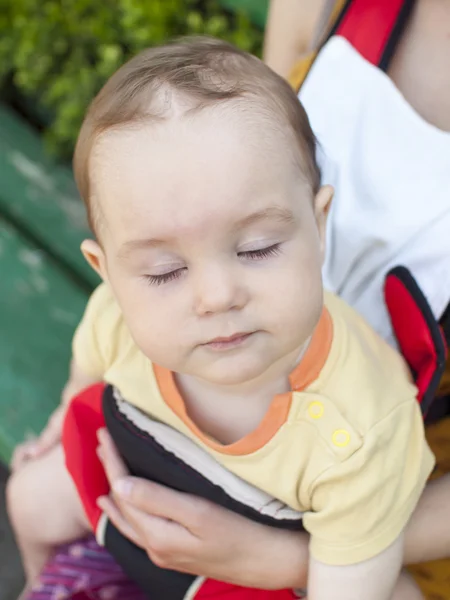 Küçük bir çocuk bir bebek tutan genç bir anne Doğu elbiseli — Stok fotoğraf