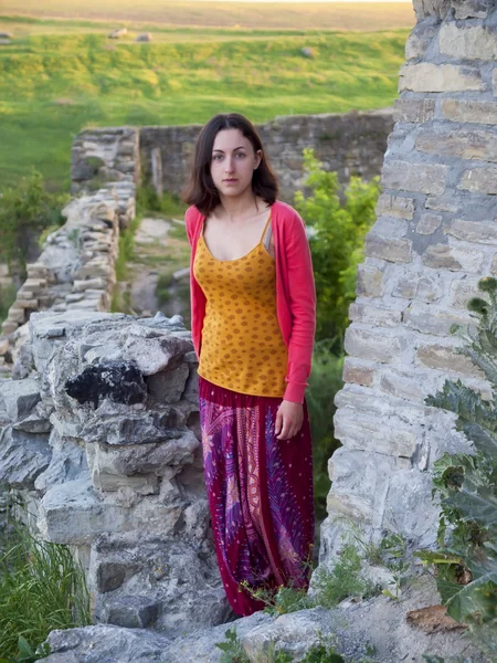 Egy nő öltözve, keleti stílusú áll, a várban. — Stock Fotó