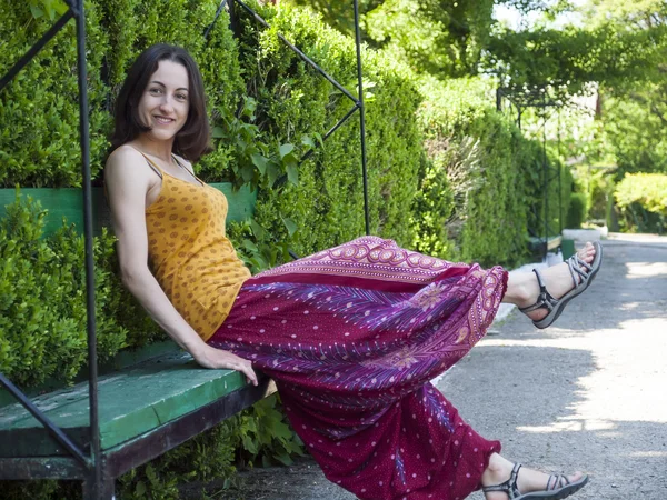 Eine im orientalischen Stil gekleidete Frau im Park. — Stockfoto