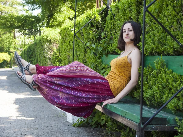 Žena oblečená v orientálním stylu zábavy v parku. — Stock fotografie