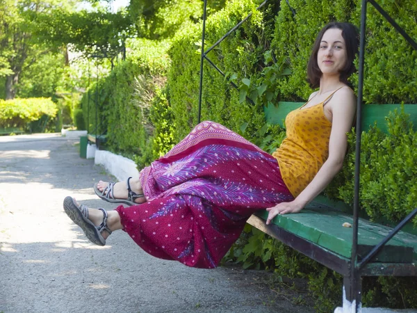Женщина, одетая в восточный стиль весело в парке . — стоковое фото